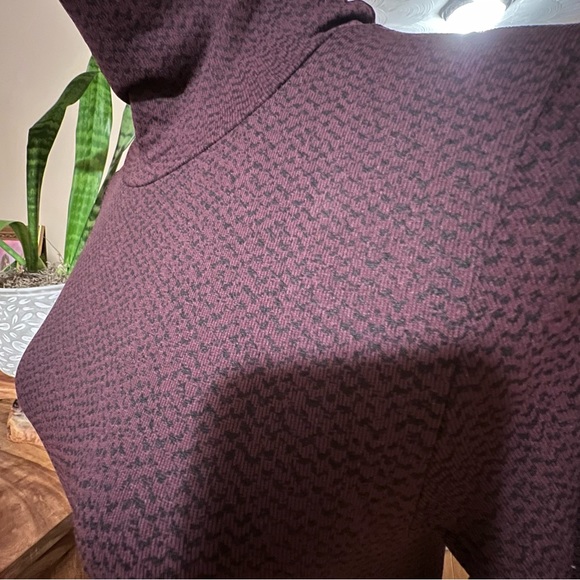 NWT Athleta Flurry Peak Turtleneck
Color: Burgundy/Black Size Medium - Picture 4 of 11